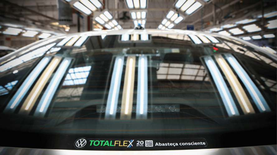 VW comemora os 20 anos do Total Flex com adesivo exclusivo